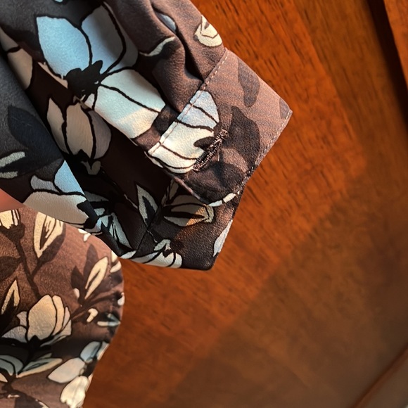 🔥LAST CHANCE 2/$15🔥 LOFT Grey and blue flowered blouse - Picture 6 of 6